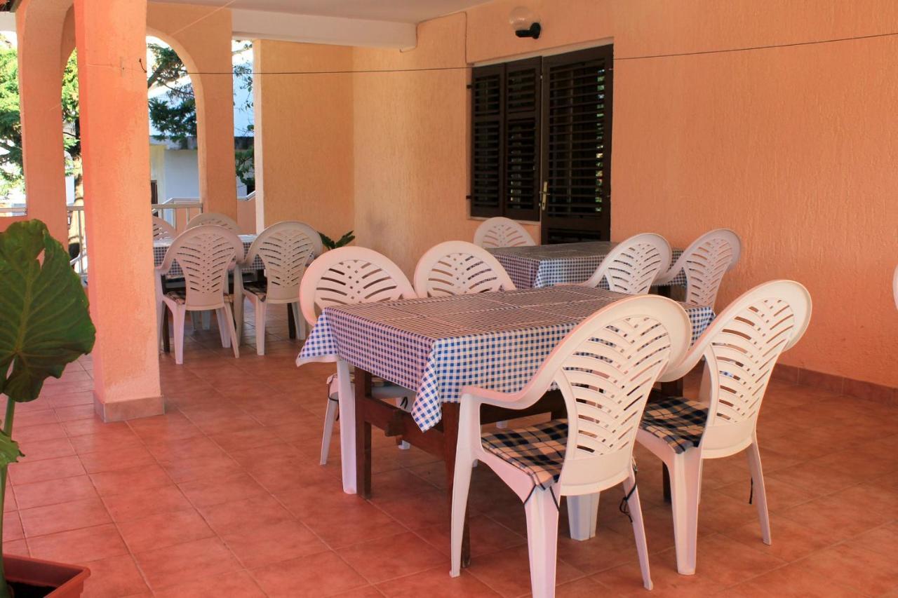 Apartments And Rooms By The Sea Mandre, Pag - 3557 Kolan Extérieur photo