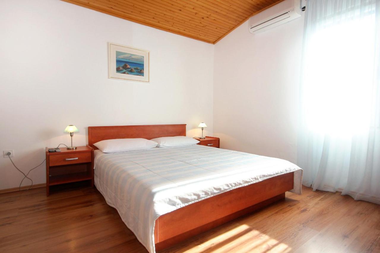 Apartments And Rooms By The Sea Mandre, Pag - 3557 Kolan Extérieur photo