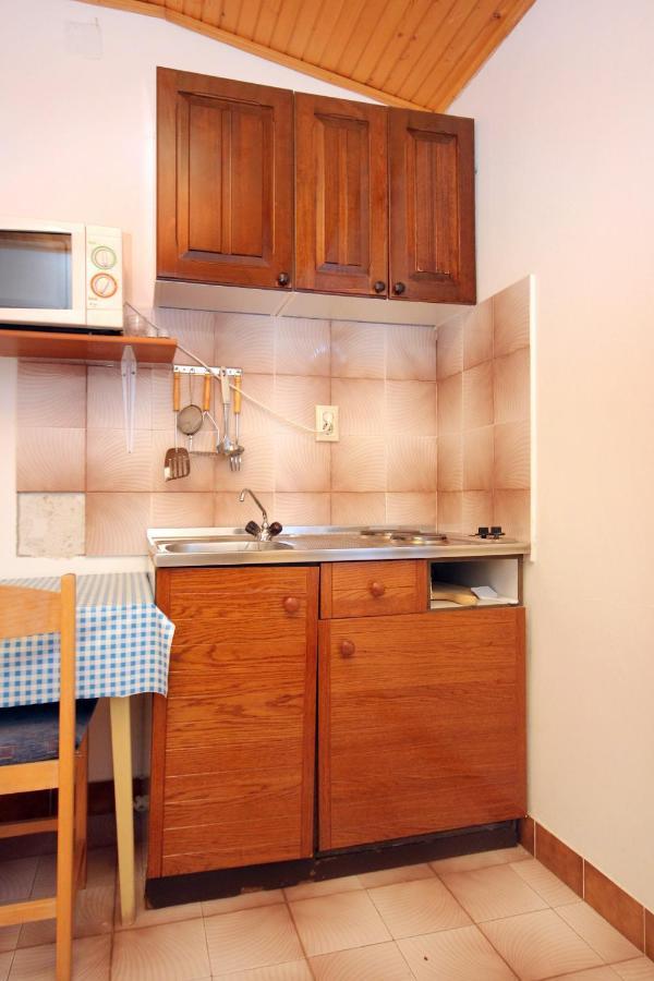 Apartments And Rooms By The Sea Mandre, Pag - 3557 Kolan Extérieur photo