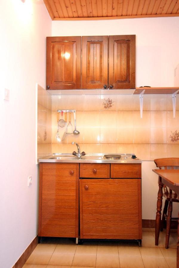 Apartments And Rooms By The Sea Mandre, Pag - 3557 Kolan Extérieur photo