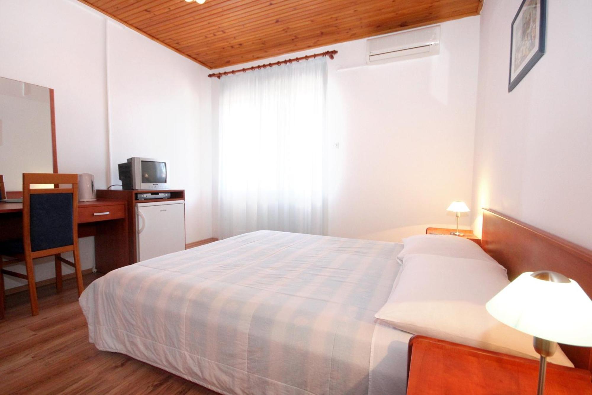 Apartments And Rooms By The Sea Mandre, Pag - 3557 Kolan Chambre photo